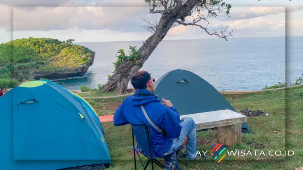 Membangun Tenda di Tebing Batu