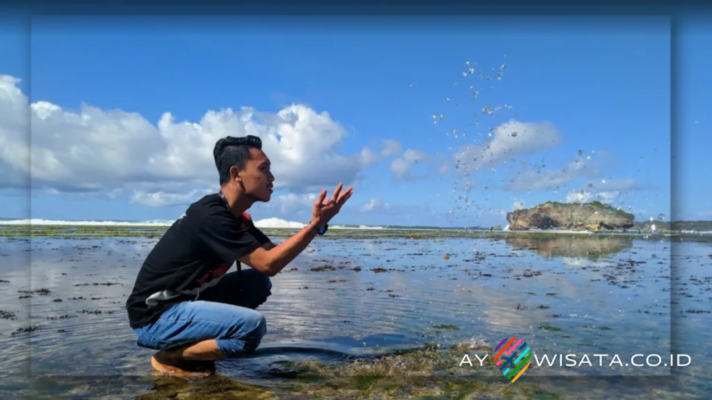 Harga Tiket Masuk dan Jam Operasional Pantai Sundak