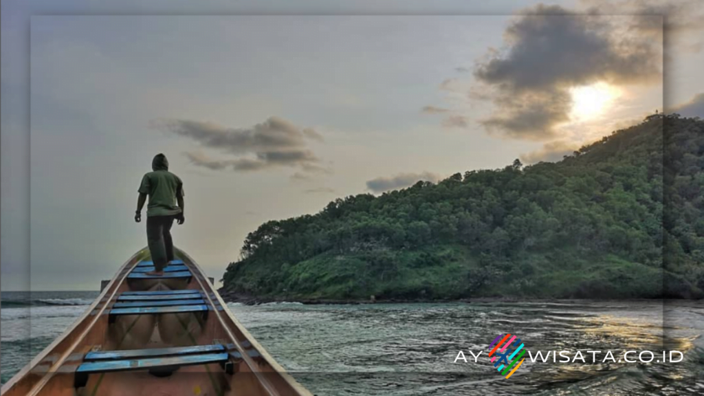 Menaiki Perahu untuk Keliling Pantai Karang Bolong