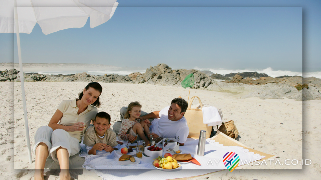 Piknik Bersama Keluarga di Pantai