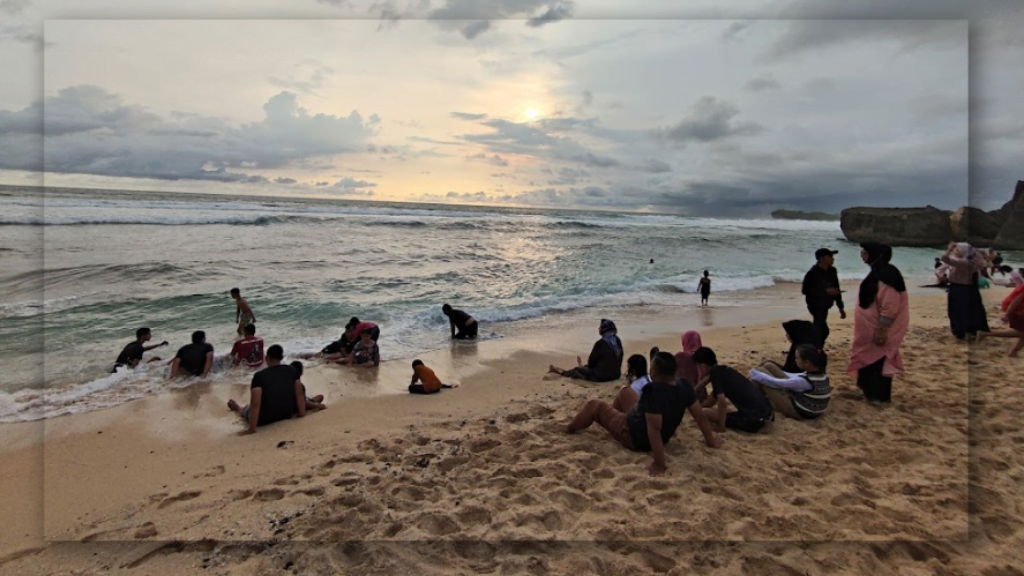 Aktivitas Seru di Pantai Pulang Sawal