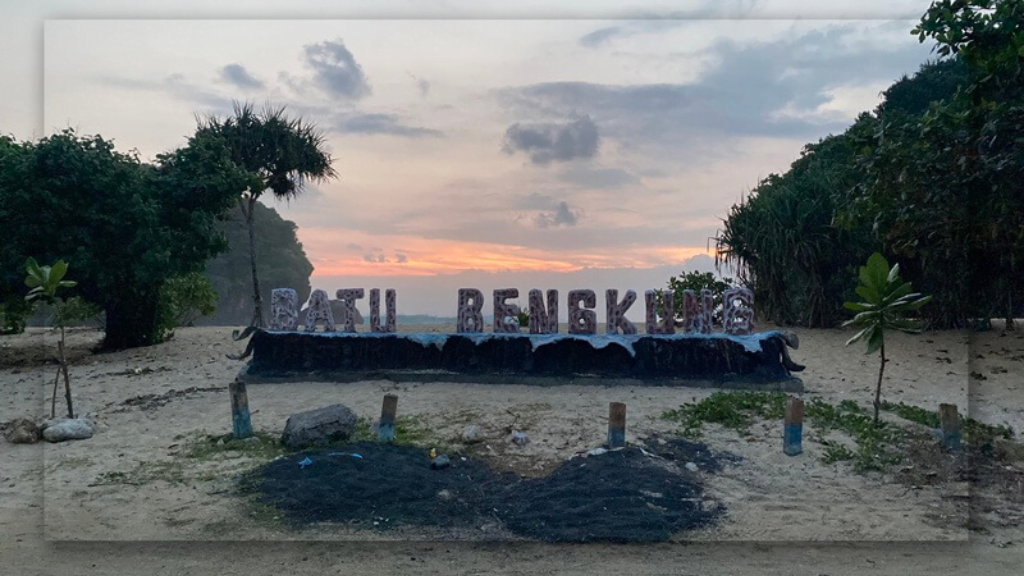 Pantai Batu Bengkung di Malang Selatan: Menyajikan Satu Keindahan Eksotis