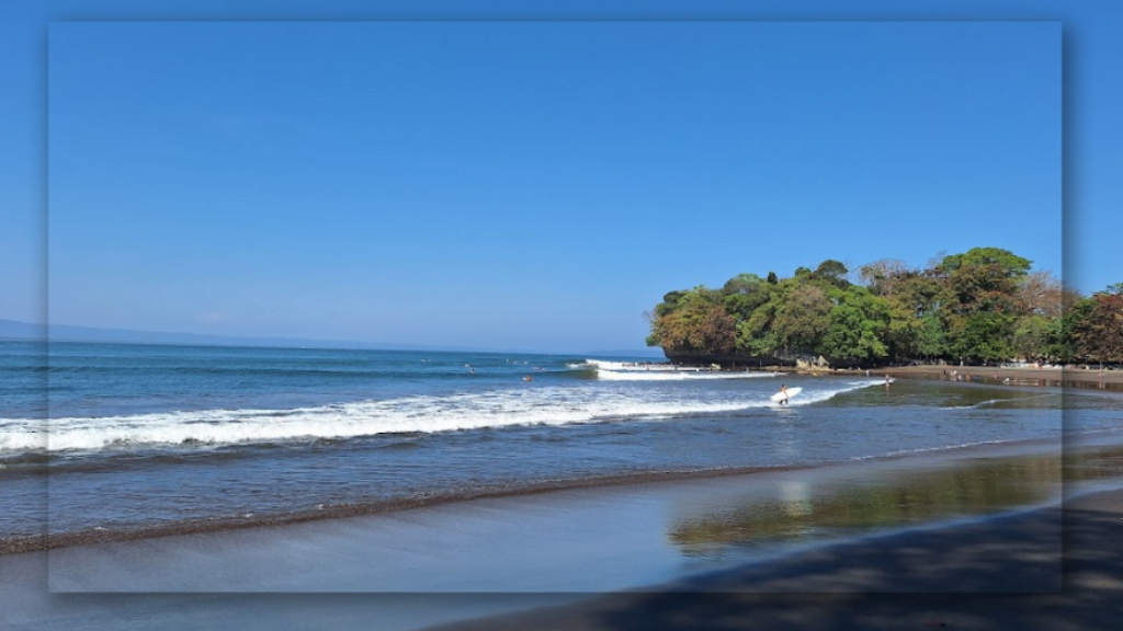 Pantai Batu Karas di Kabupaten Pangandaran: Pantai Indah dan Sejuk di Tengah Dua Bukit Hijau