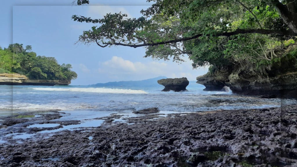 Pantai Coro Tulungagung dengan Batu-Batu Karang yang Indah