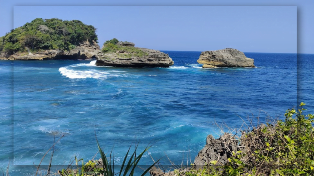 Pantai Ngliyep di Malang: Wisata Air dengan Wahana Mempesona dan Mengandung Nilai Mistis