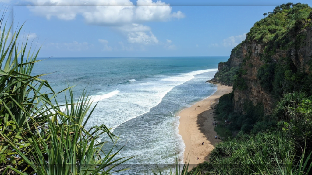 Pantai Seruni di Yogyakarta: Keindahan Tersembunyi Pantai dengan Air Terjun Mini