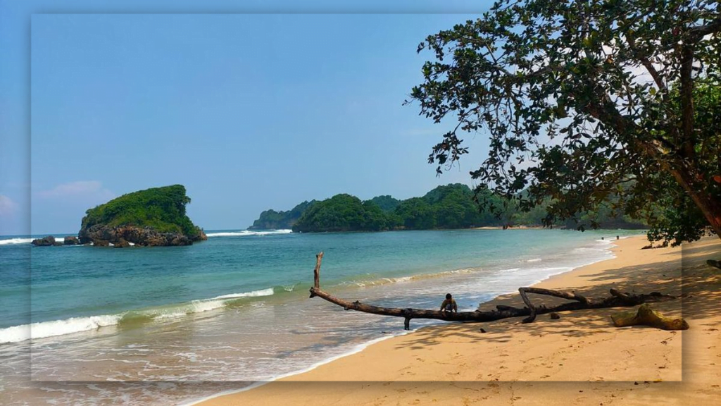 Pesona Pantai Kondang Merak di Malang: Wisata Alam yang Mencuri Banyak Perhatian Pengunjung karena Keeksotisannya