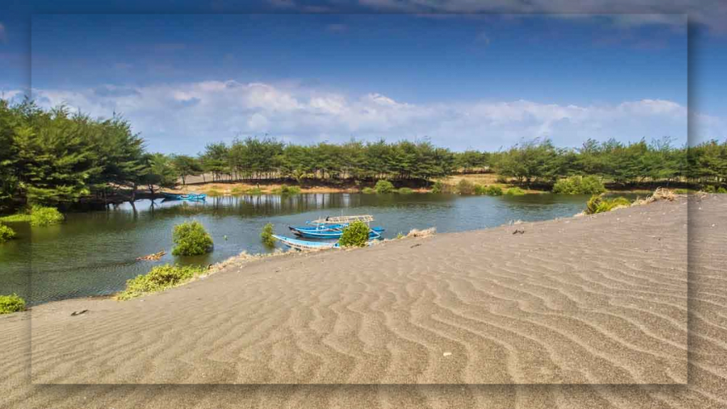 Sekilas Tentang Pantai Laguna Lembupurwo