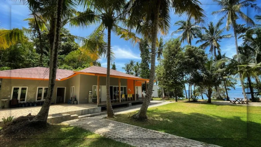 La Nadiya Pahawang Villa and Beach Club