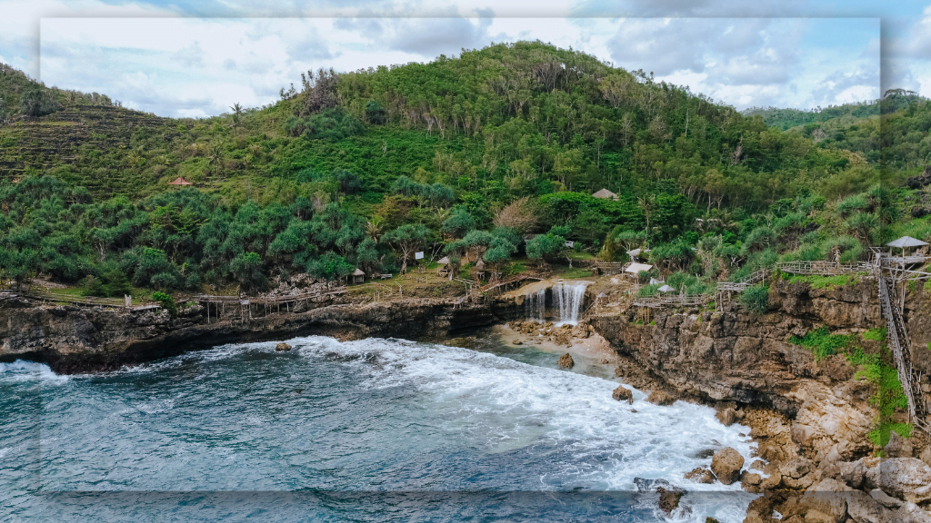 Menyusuri Hidden Gem Pantai Jogan di Gunungkidul: Dengan Sentuhan Halus Air Terjun Bak Selendang