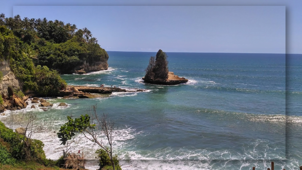 Pantai Karang Gantungan di Sukabumi: Tanah Lot Asal Jawa Barat yang Harus Kamu Kunjungi