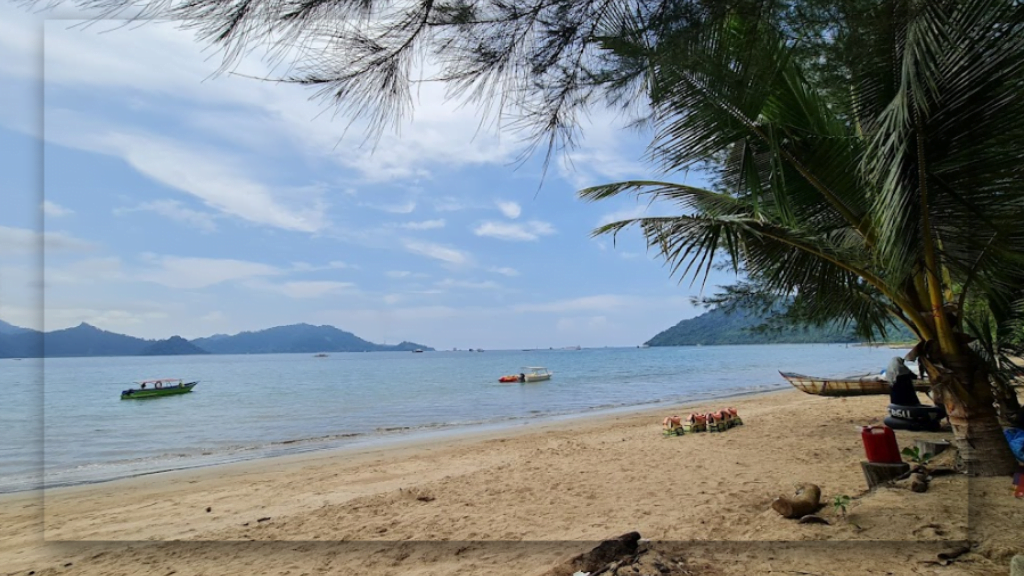 8 Pesona Pantai Carolina di Padang: Daya Pikat yang Menggoda Menarik Pengunjung untuk Berkunjung