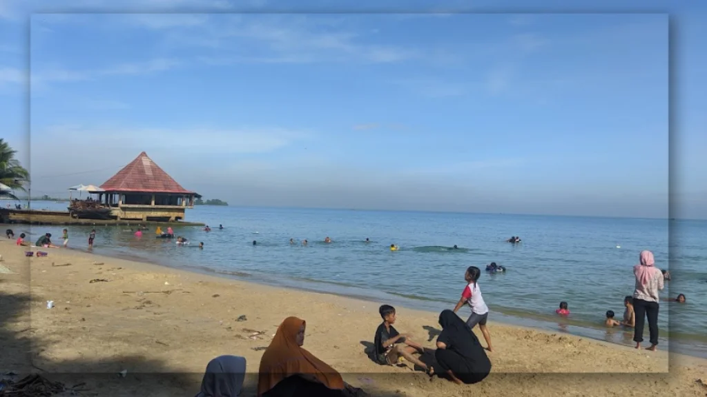 Keseruan Aktivitas Pengunjung di Pantai Bondo