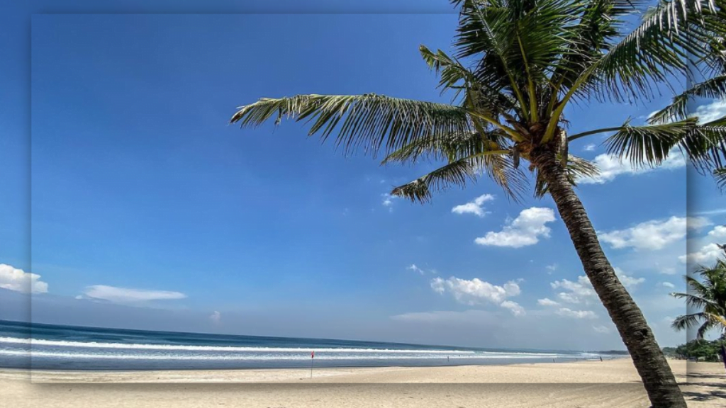 Menelusuri Keindahan Pantai Legian di Bali: Si Saudara Kembar Pantai Kuta Yang Memikat Banyak Peselancar