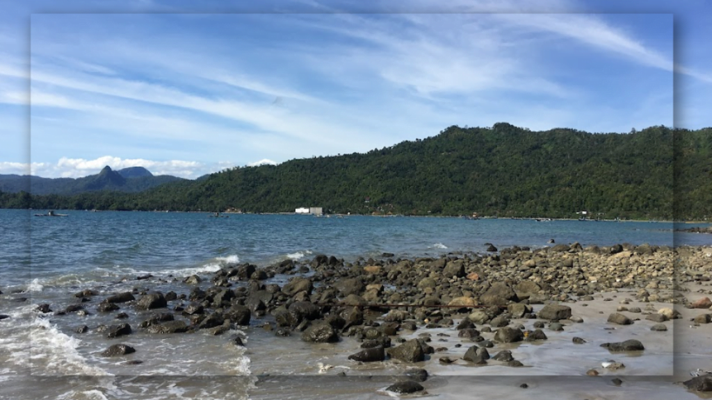 Pantai Karanggongso di Trenggalek: Dengan Ombak Yang Tenang dan Pasir Putih Yang Menarik