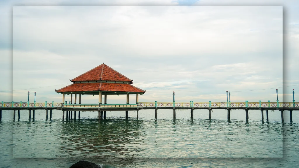 Tema Bangunan Alami Khas Jepara di Pantai Bondo