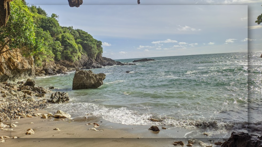 Keindahan yang Dimiliki Pantai Lampon di Kebumen