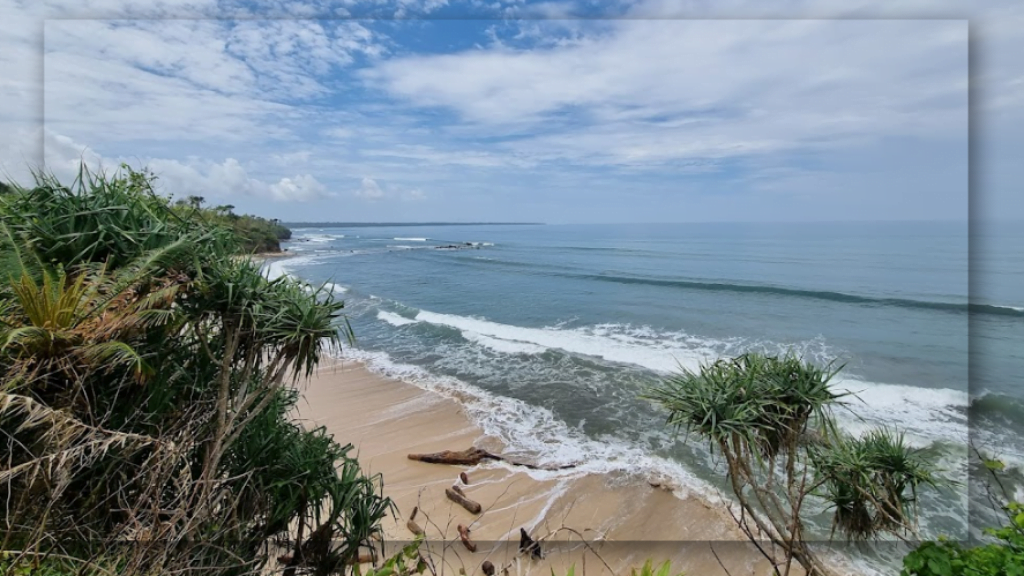 Keunikan Bentuk Pantai