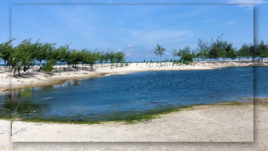 Kolam Air Tawar di Tepi Pantai