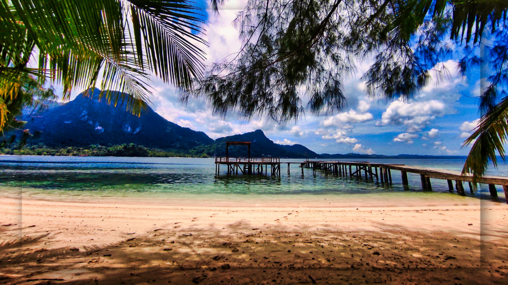 Pantai Ora di Maluku: Surga Tersembunyi yang Dikunjungi oleh Banyak Orang