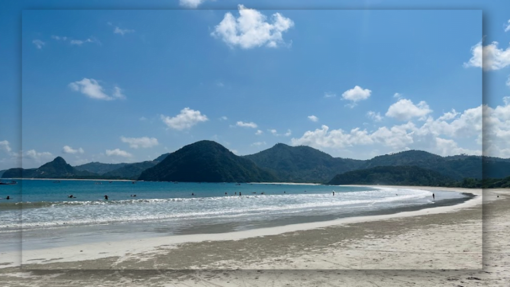 Pantai Selong Belanak di NTB: Destinasi Terbaik untuk Mengisi Liburanmu dengan Keajaiban Alam