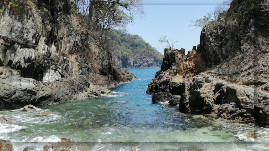 Pesona yang Dimiliki Pantai Teluk Hijau di Banyuwangi