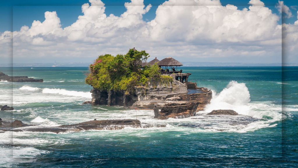 Tanah Lot di Bali: Keajaiban Alam dan Budaya yang Menakjubkan