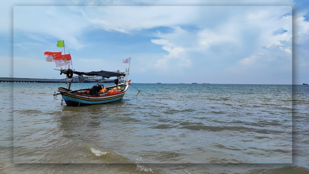 Berperahu dan Menyusuri Pantai