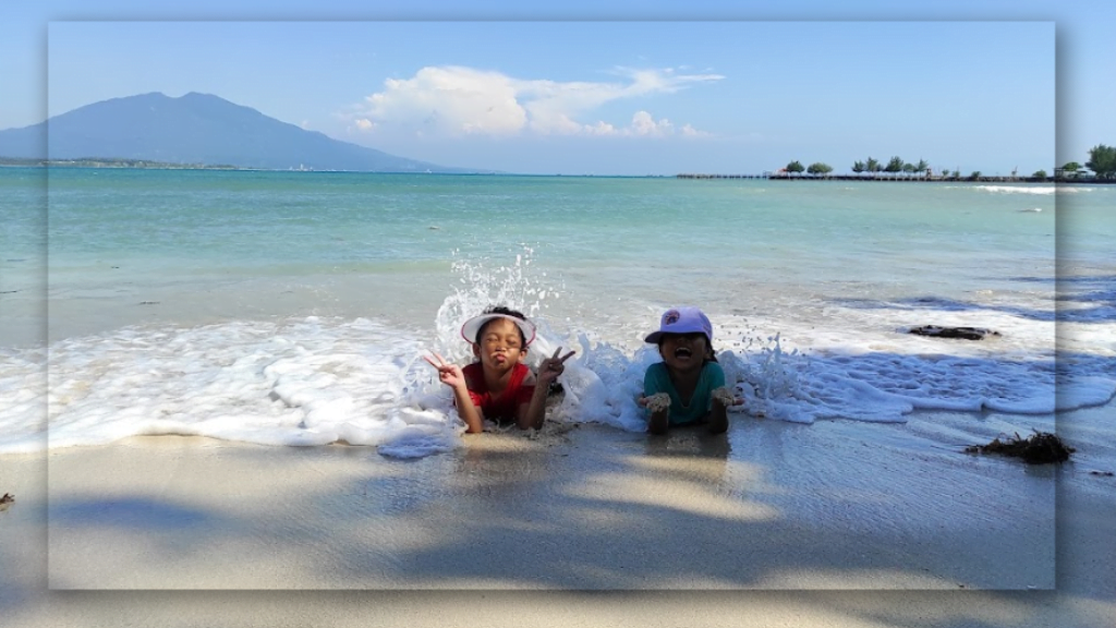 Bukit-bukit Hijau di Sekitar Pantai