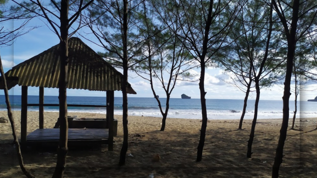 Fasilitas yang Tersedia di Pantai Bajulmati Malang Selatan