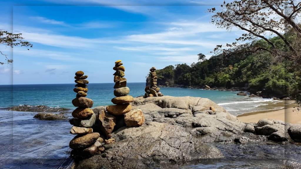 Fasilitas yang Tersedia di Pantai Banyu Anjlok Malang