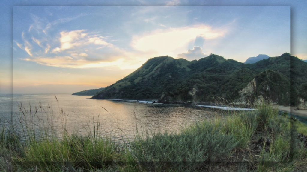 Pantai Tersembunyi yang Tenang