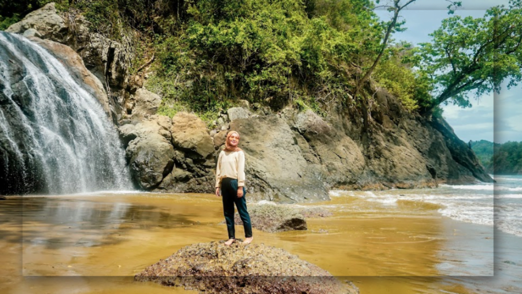 Pemandangan Tebing Batu yang Mengagumkan