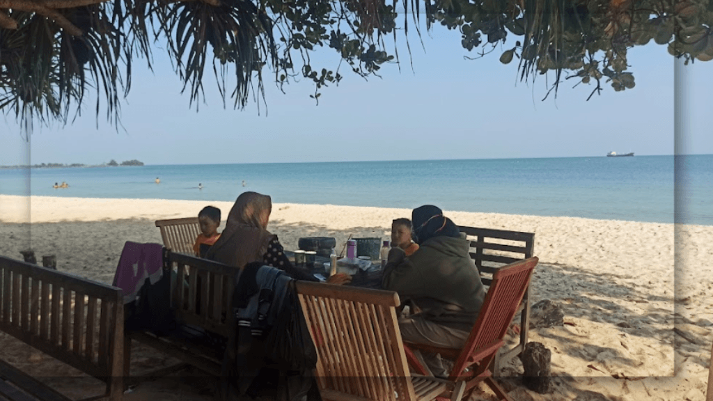 Fasilitas yang Tersedia di Pantai Ombak Mati