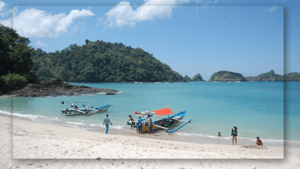 Fasilitas yang Tersedia di Pantai Pulau Merah