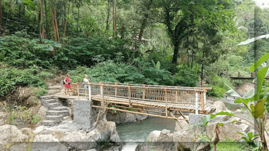 Fasilitas yang Tersedia di Sekitar Air Terjun Gitgit