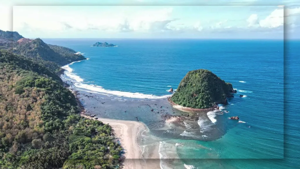 Pantai Pulau Merah di Banyuwangi, Lebih Indah dari yang Kamu Bayangkan!