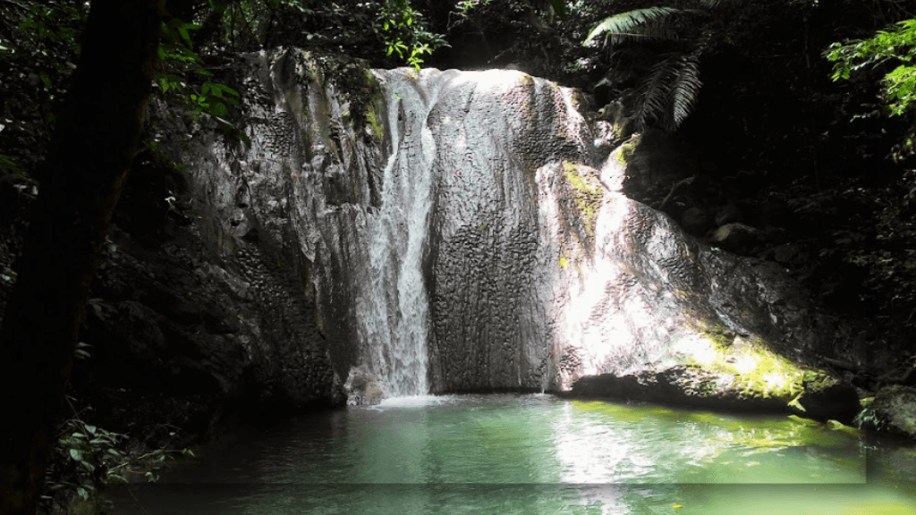 Piknik dan Bersantai di Sekitar Air Terjun