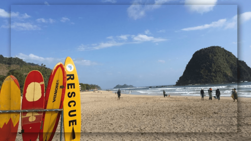 Sekilas tentang Pantai Pulau Merah