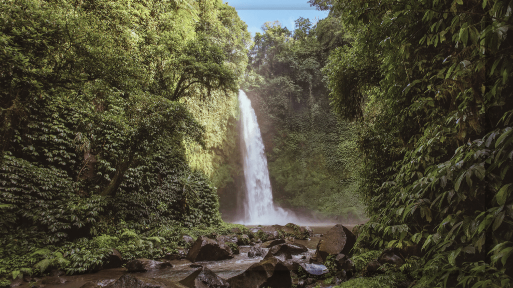 Air Terjun Nungnung di Bali: Tempat Liburan yang Ternyata Penuh Keajaiban Alam!