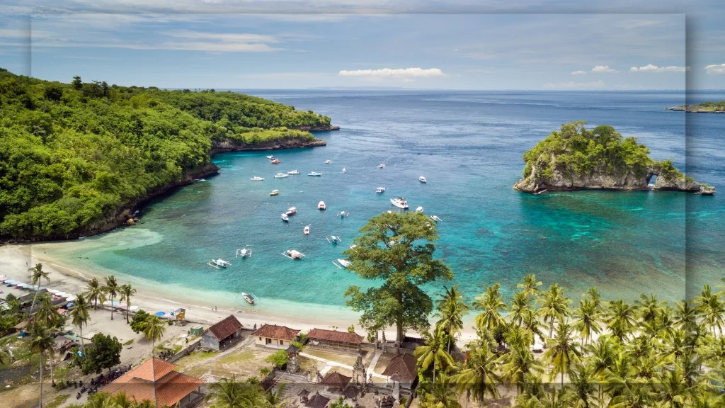 Crystal Bay Beach Nusa Penida: Spot Instagramable yang Bikin Semua Orang Terpukau!