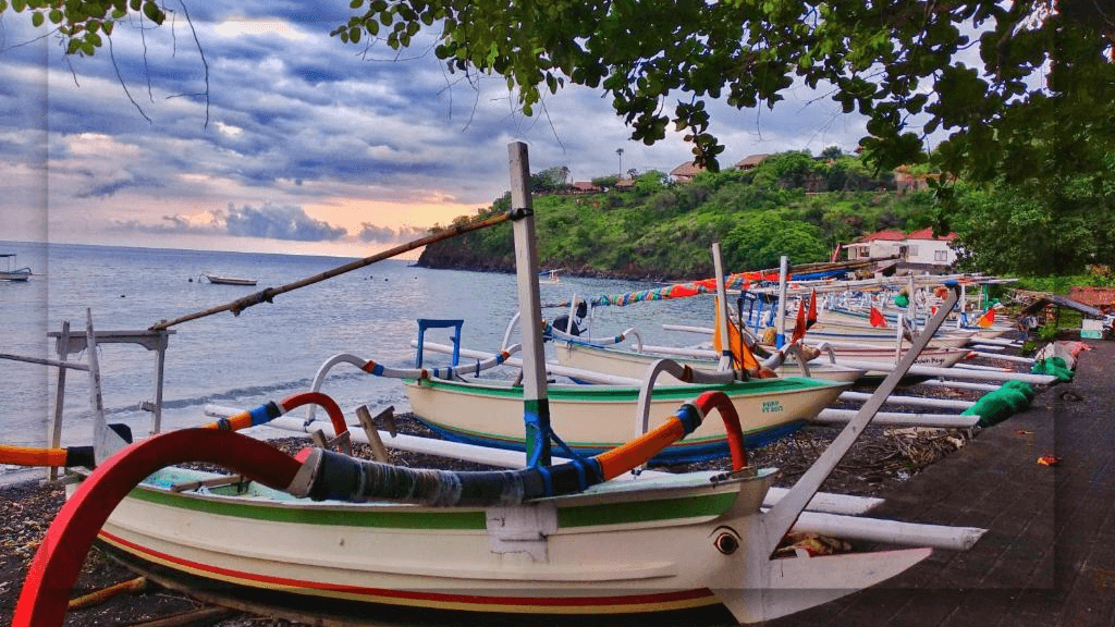 Menyewa Perahu Tradisional untuk Eksplorasi Laut