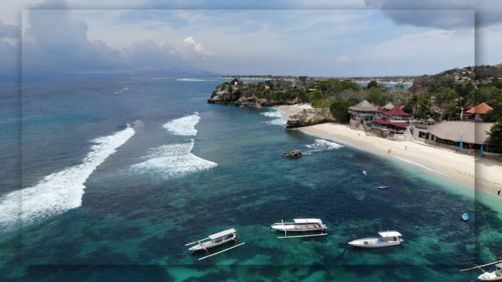 Mushroom Bay Beach: Kombinasi Sempurna Antara Alam dan Ketenangan Nusa Lembongan Bali!