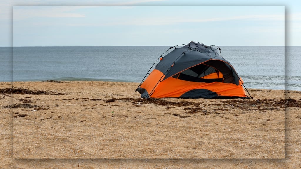 Berkemah di Pinggir Pantai