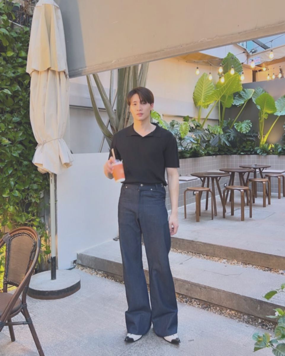 Outfit Road Trip Pria: 9 Gaya Chill & Comfy ala Mean Phiravich