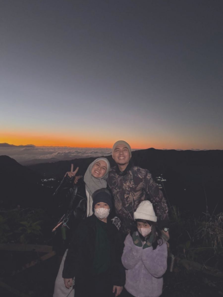 10 Potret Keluarga Nycta Gina Liburan ke Gunung Bromo, Berburu Sunrise