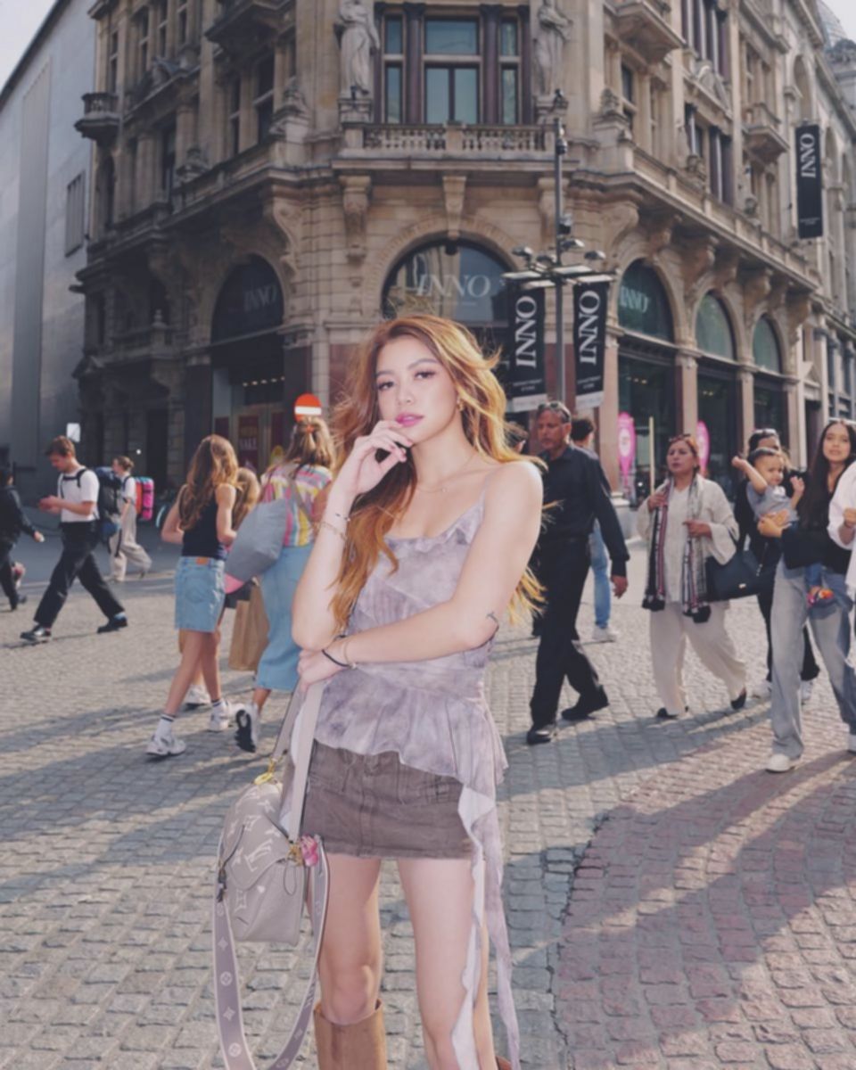Regina Phoenix Jelajahi Antwerp: 10 Foto Liburan Belgia yang Memukau