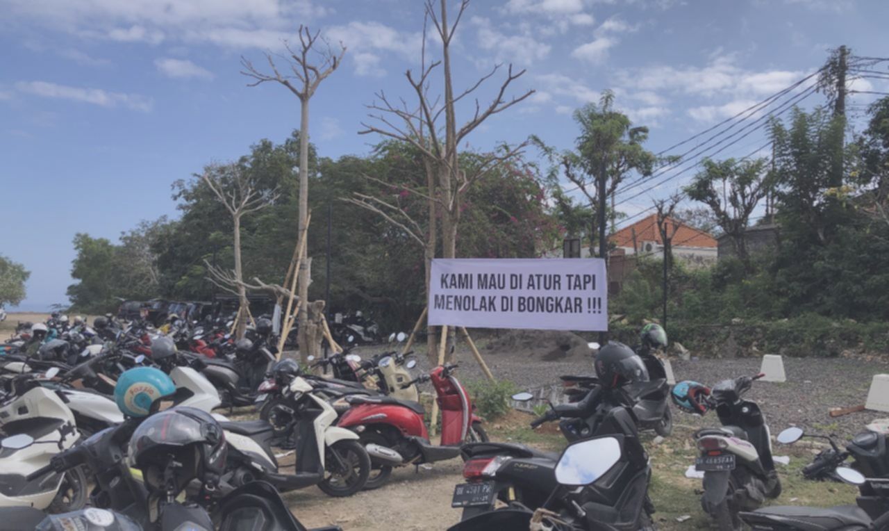Ricuh! Pembongkaran Bangunan Liar di Pantai Bingin: Warga Terusir?